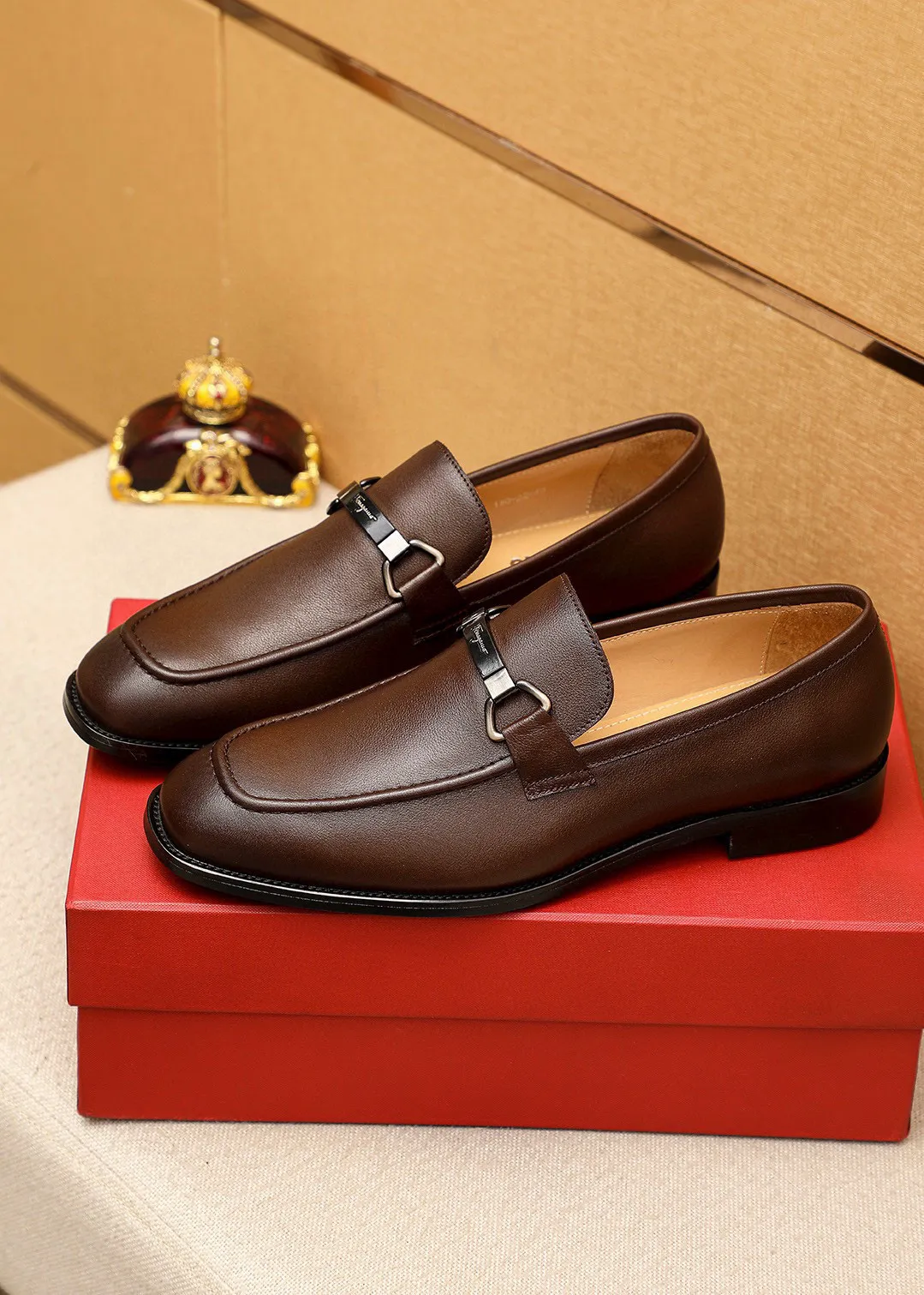 Men's shoes 💰460 💐 Product trademark: Ferragamo "Ferragamo" casual leather shoes Regular size: 38-44 (45.46🉑️customized) Product materials: Selected imported first-layer calfskin upper + luxury hardware buckle, imported water-dyed cowhide leather lining. Strong three-dimensional visual effect, original rubber outsole Color: 3⃣️colors available